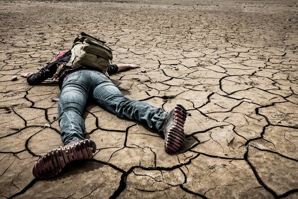 Desierto seco con un hombre desesperado