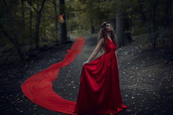 Bella ragazza in rosso al pavimento Vestito