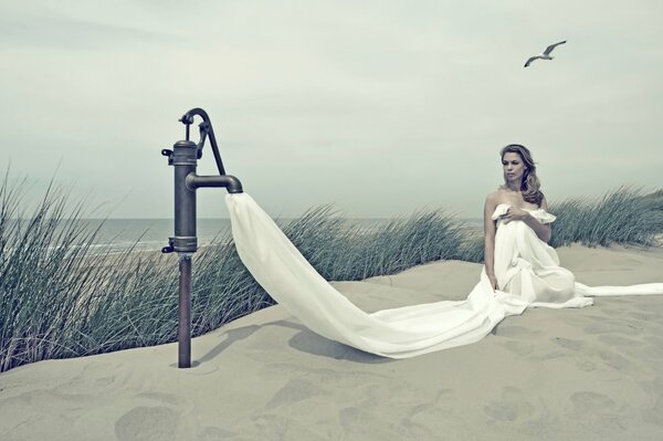 La fille sur le sable en bord de mer