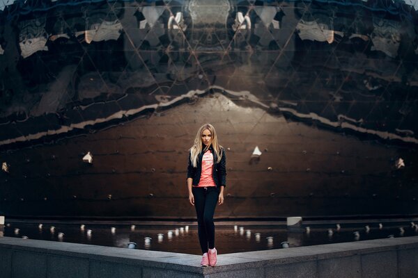 The girl at the fountain photo by Ivan Gorokhov