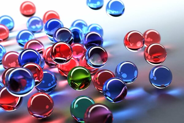 Les boules de verre multicolores projettent des réflexes à la surface