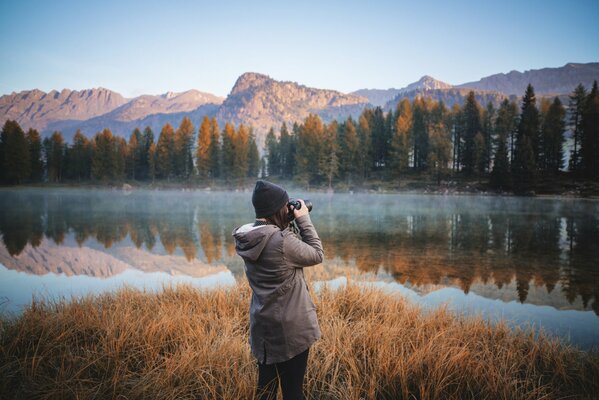 Fotografo ragazza in riva al lago