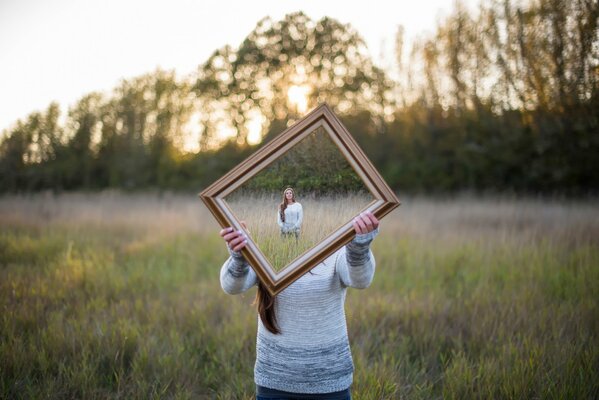 Foto des Mädchens mit Spiegel. Illusion