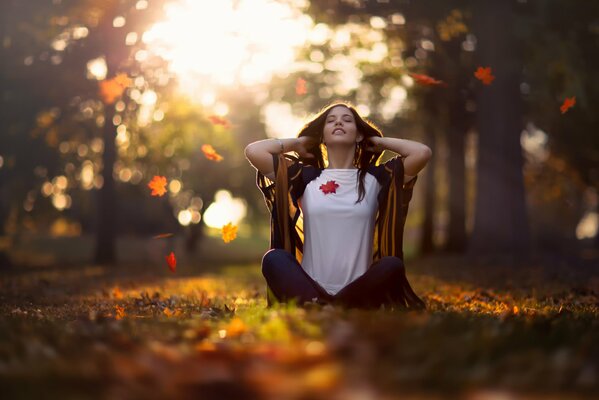 Matin d automne. La jeune fille assise sur la nature