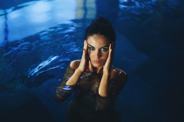 Foto de David olcarney con una chica en el agua