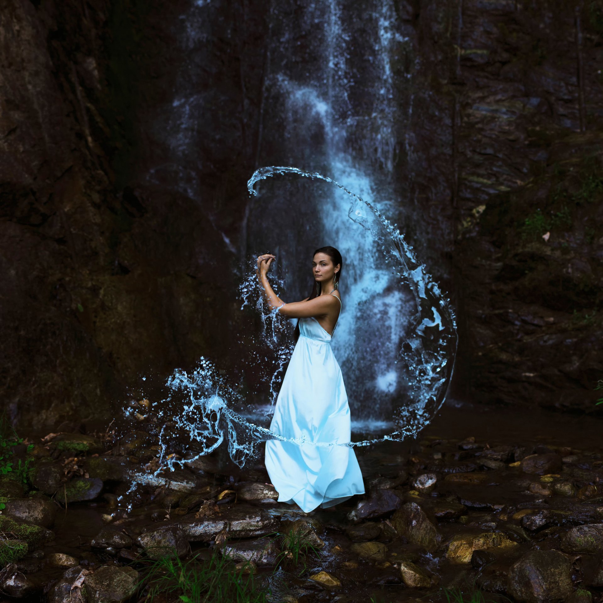 wasser am träger mädchen kleid wasserfall