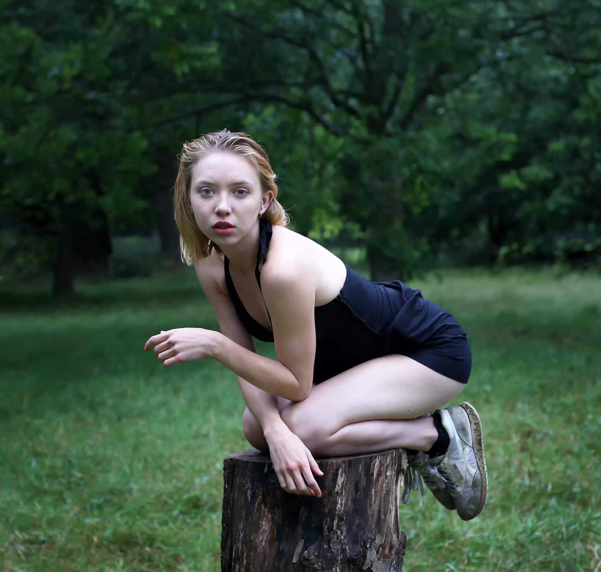 mignon helen les pieds les chaussures de sport une souche d arbre la pluie