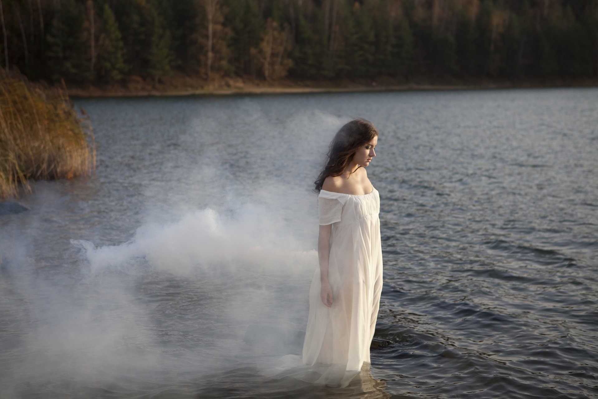 mädchen braunhaarige frau fluss kleid rauch