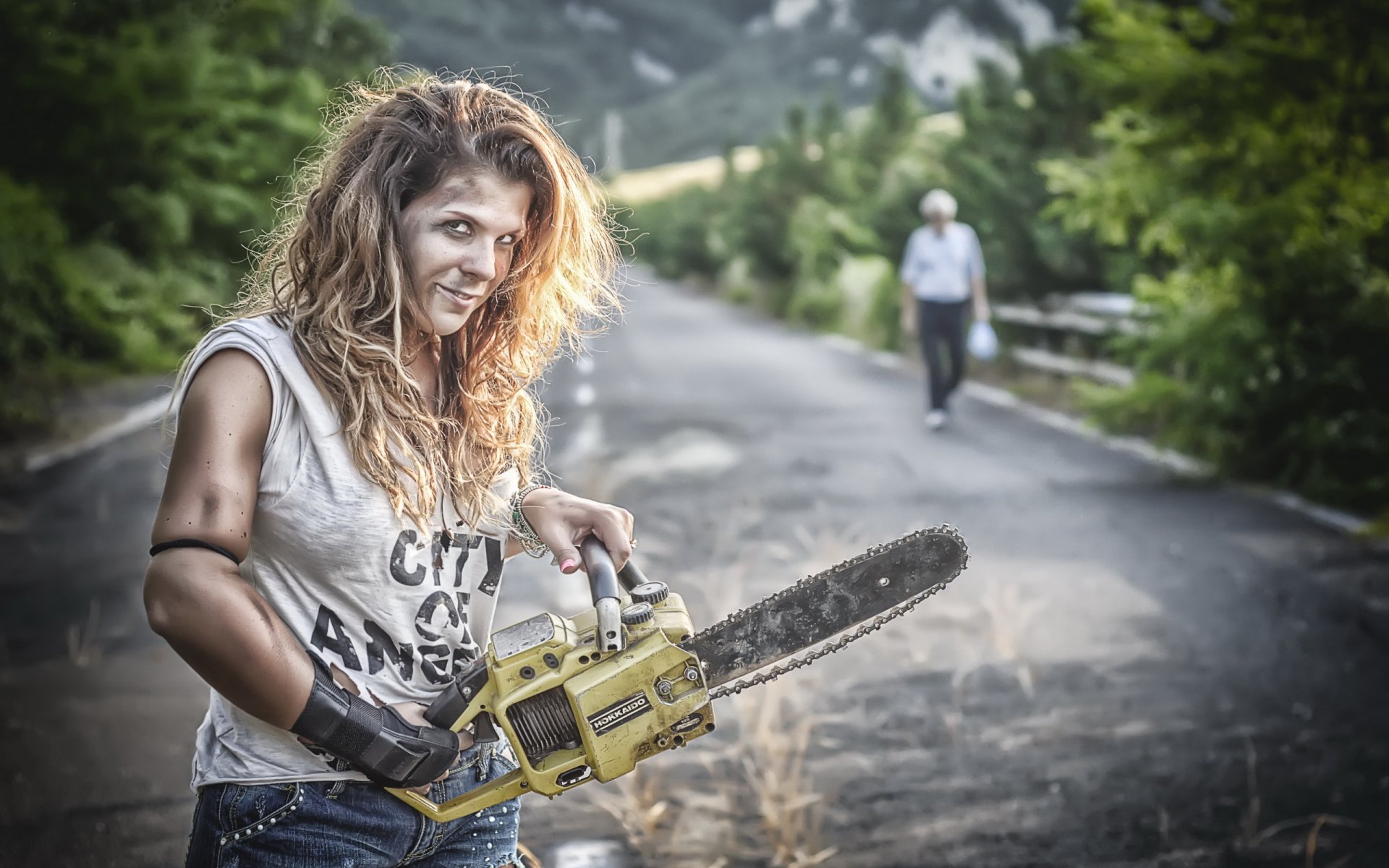 chica motosierra situación