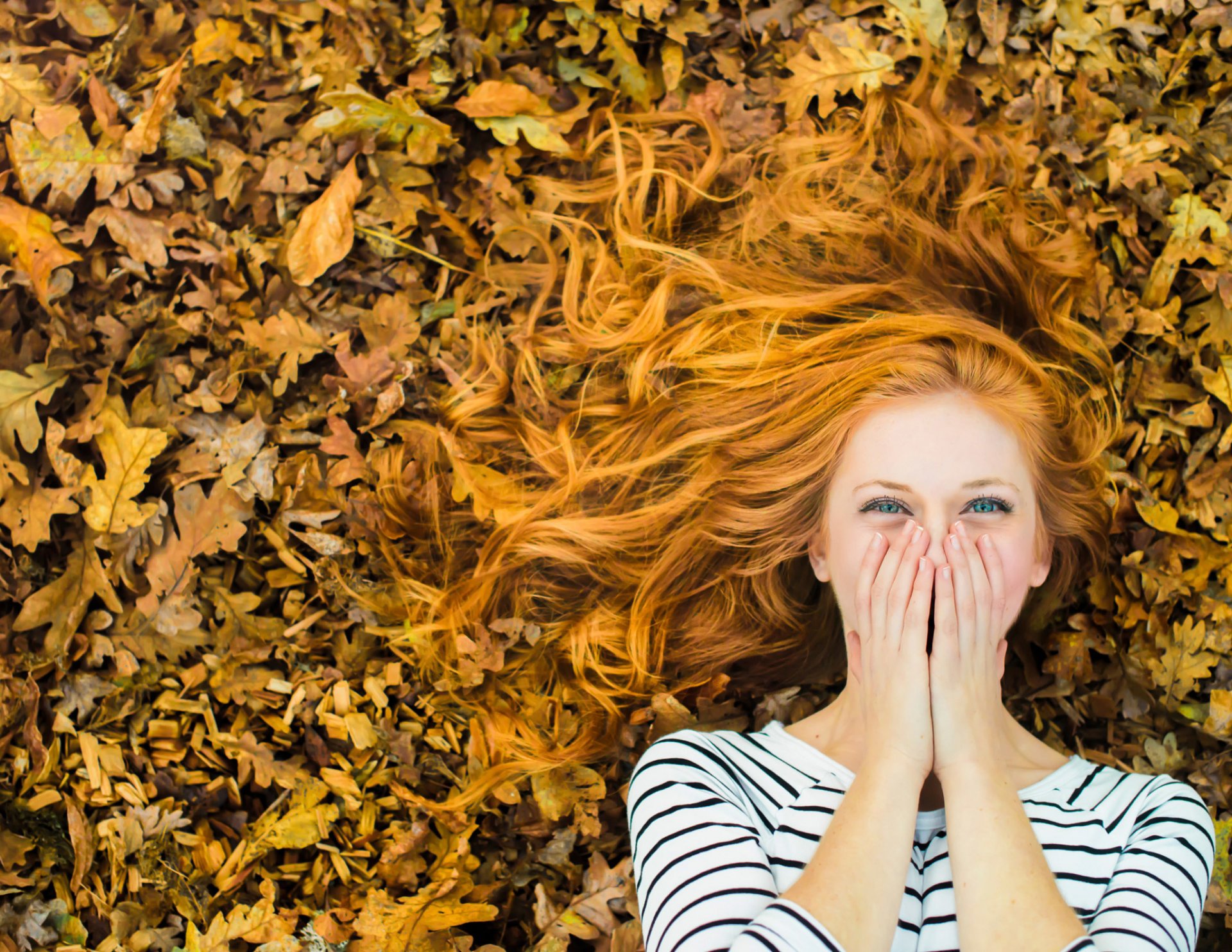 la jeune fille rousse le rire l automne les feuilles la joie