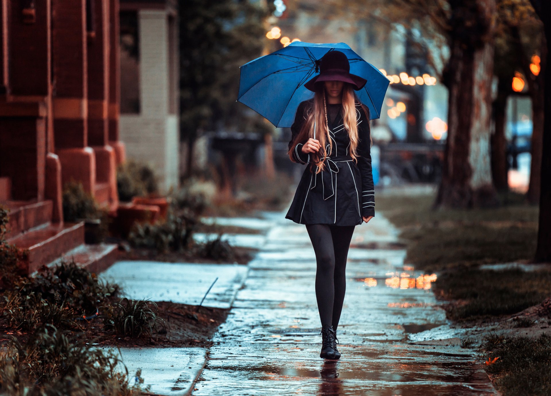 regnerischer tag mädchen straße regenschirm regen gang