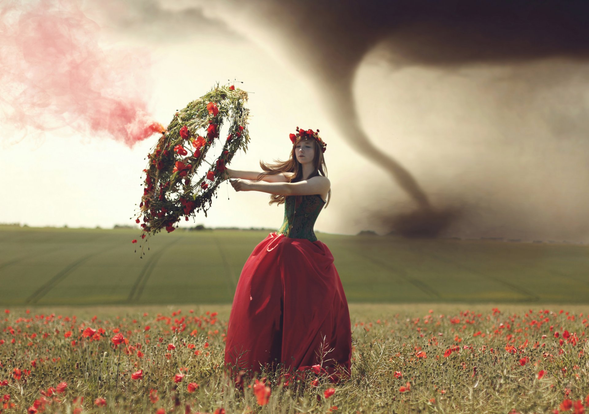 ragazza corona tornado campo