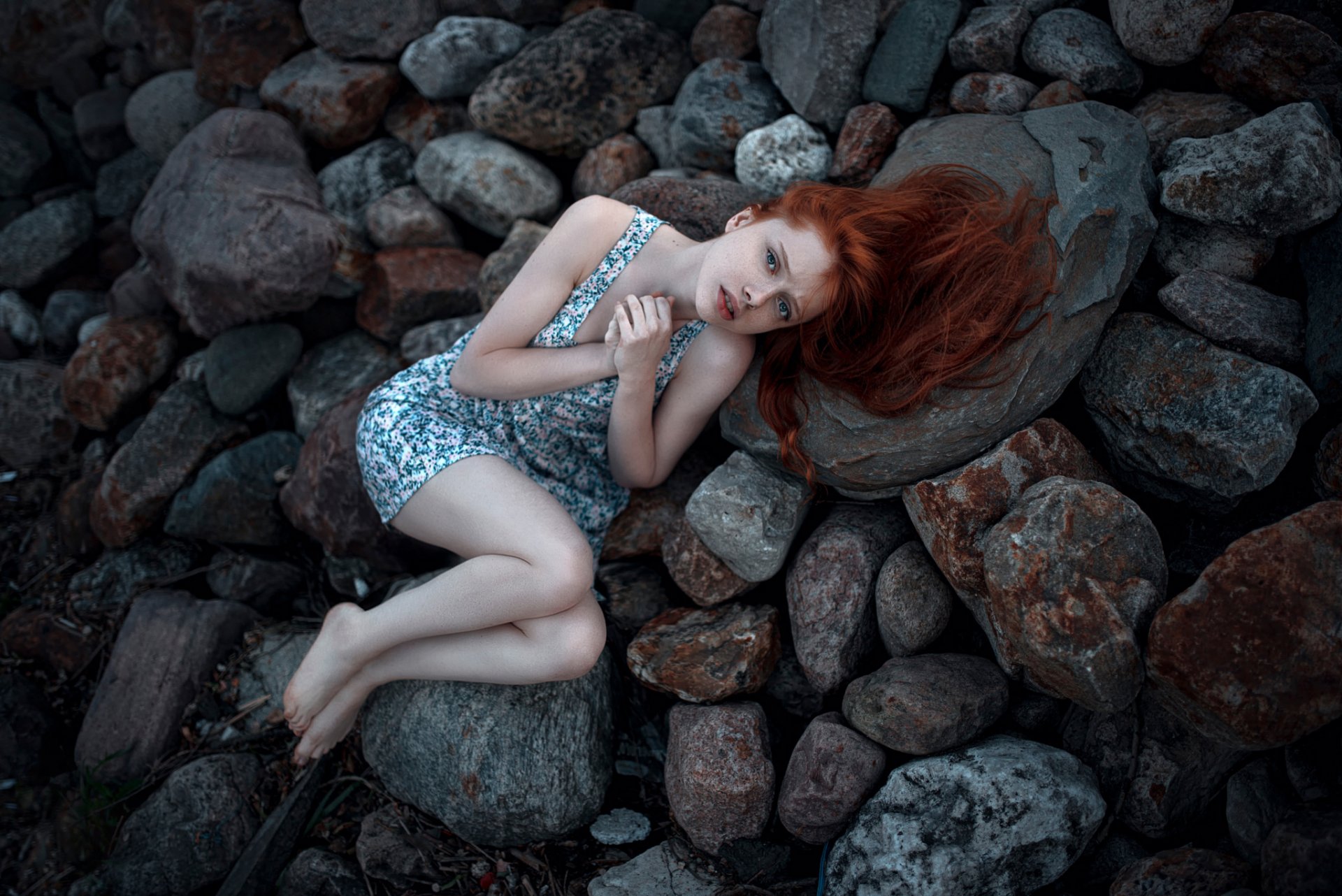 la jeune fille rousse la beauté taches de rousseur les pieds les pierres le froid george чернядьев