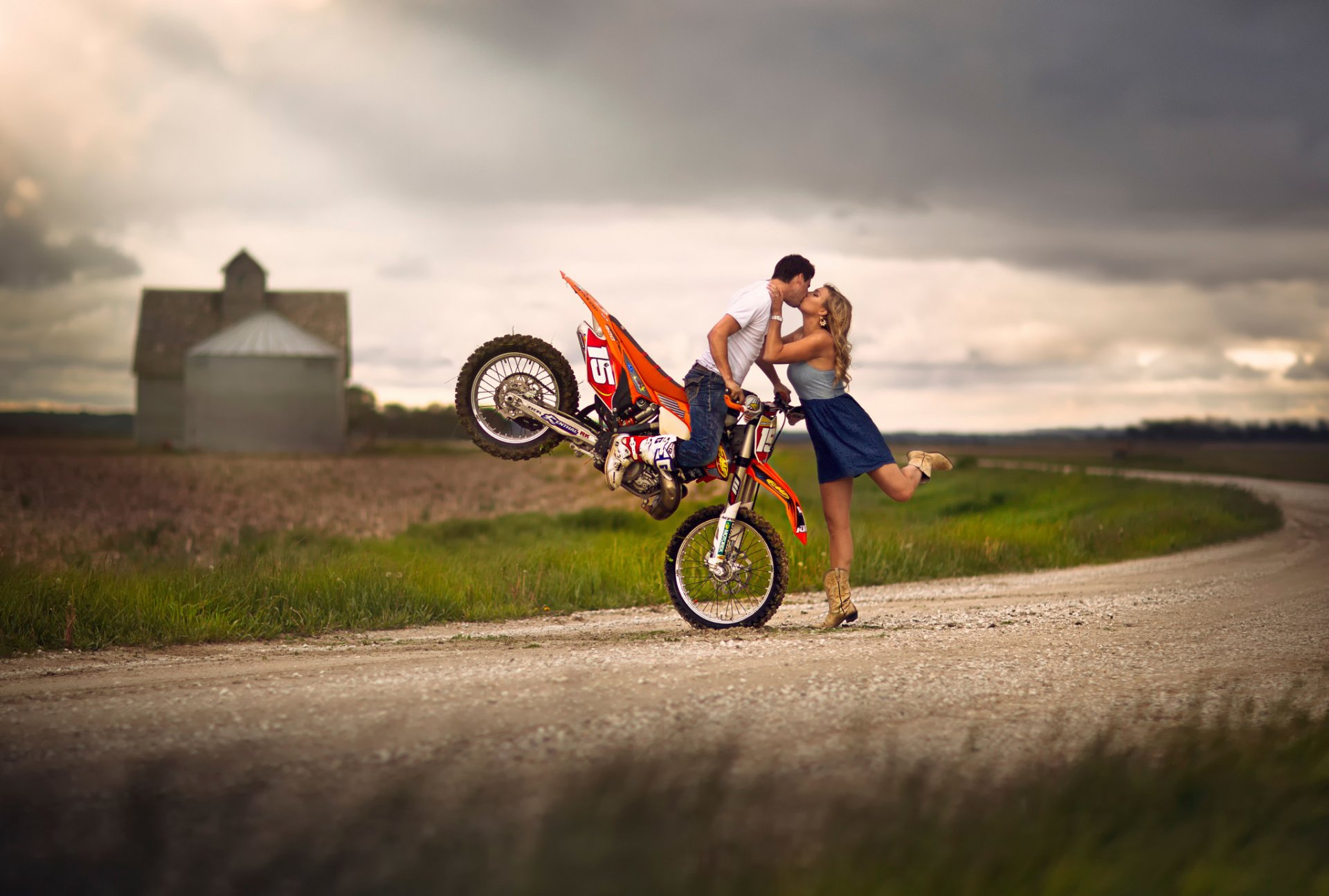 ummer love ragazzo moto ragazza bacio