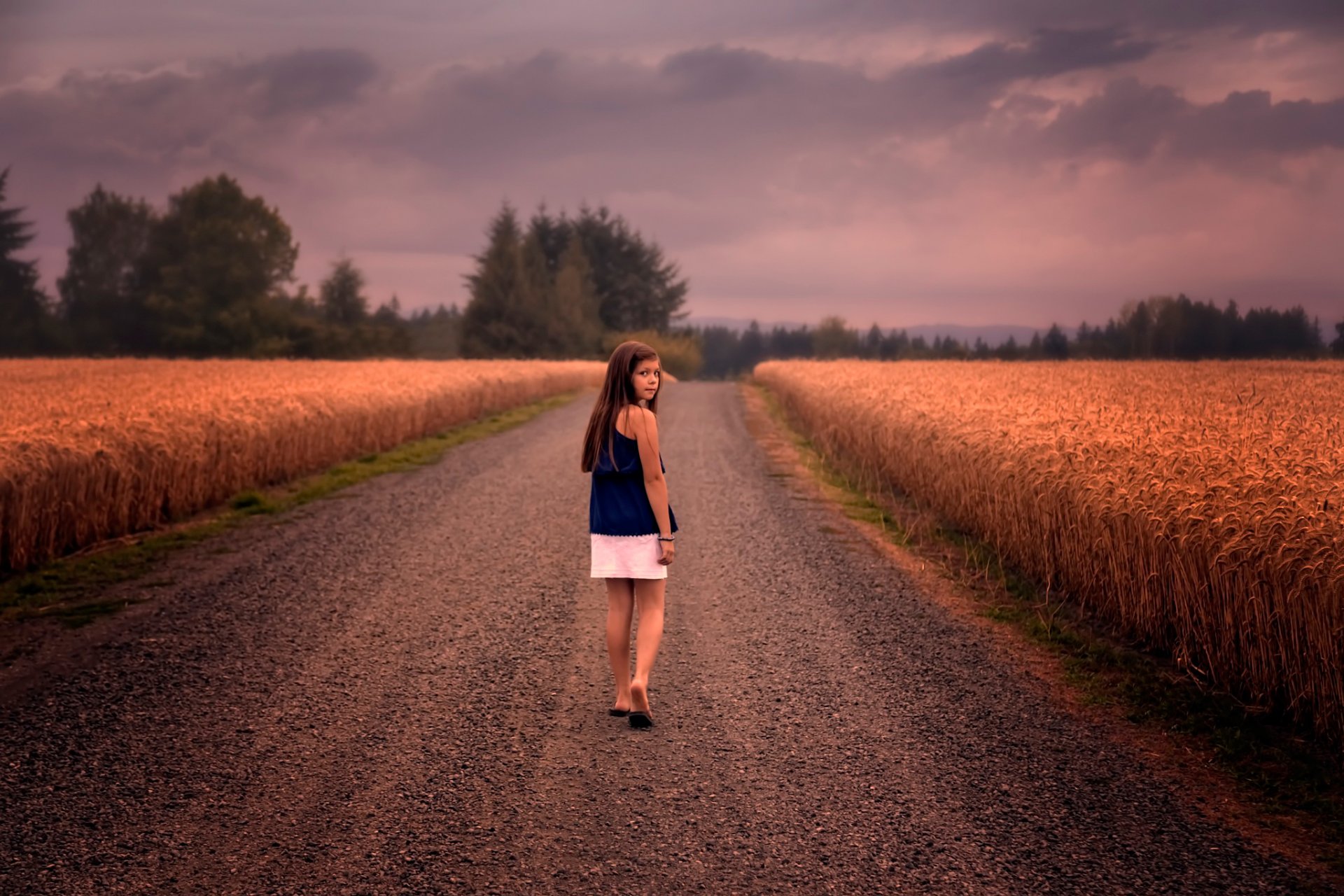 niña camino campo