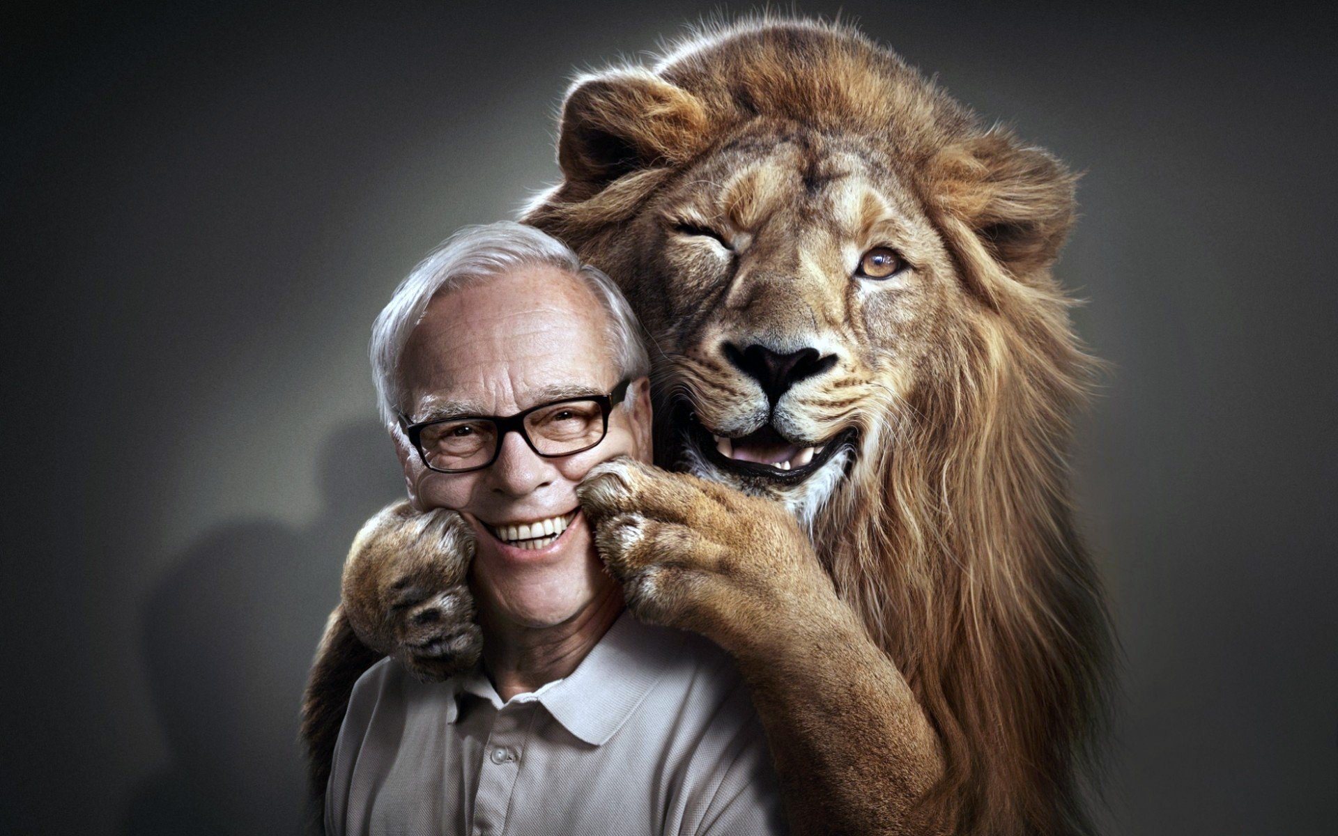 león sonrisa hombre cara patas