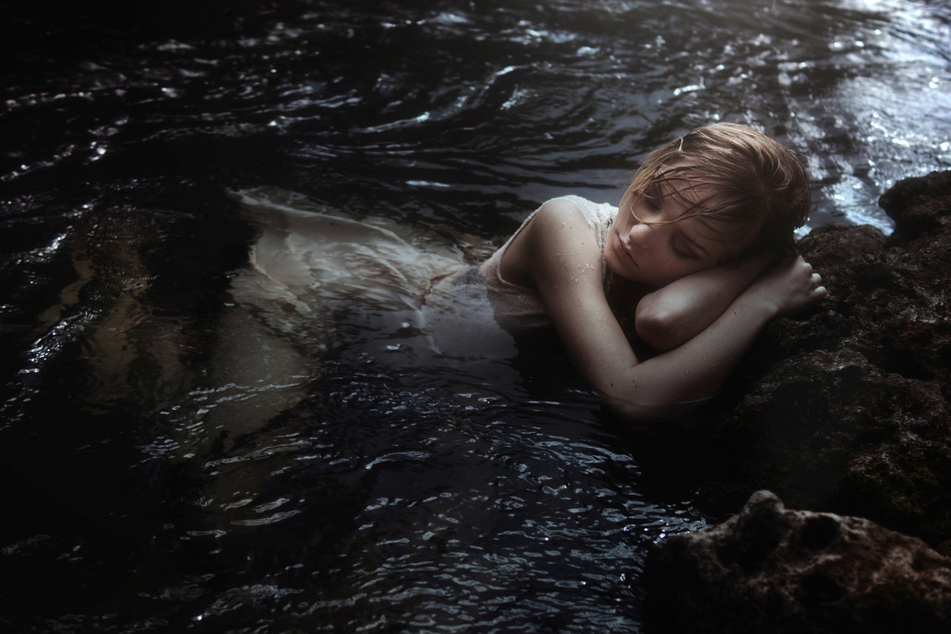 je cherche le silence la jeune fille dans l eau le sommeil le repos