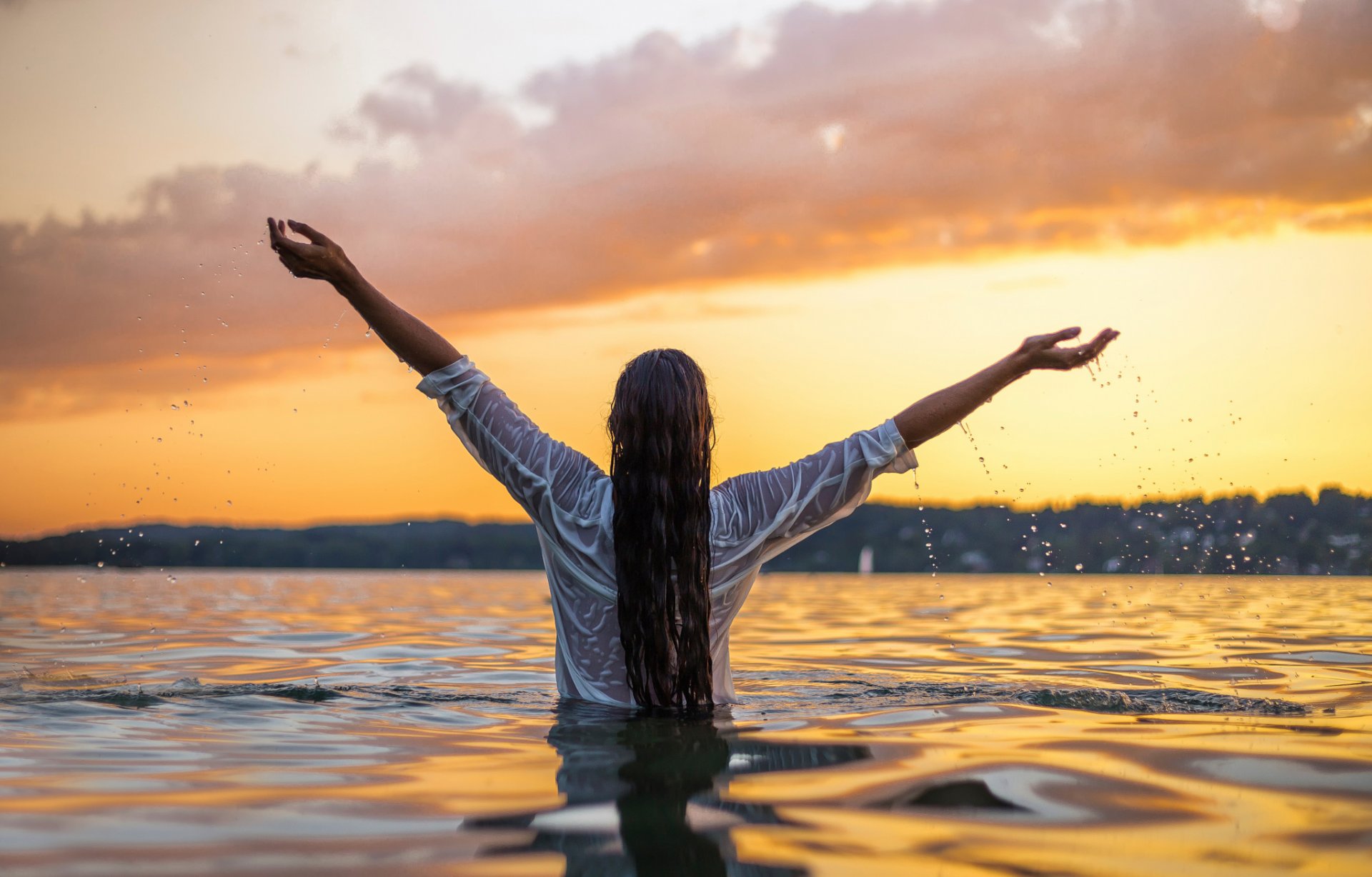 veronica une jeune fille dans l eau la chemise est mouillée les éclaboussures les силут au coucher du soleil