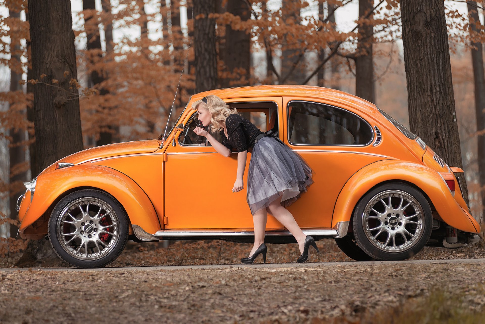 la jeune fille la blonde la posture la voiture l automne volkswagen le scarabée