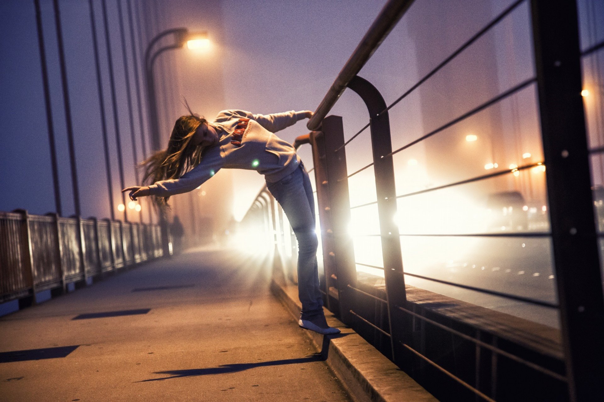 chica puente barandilla noche luces luz