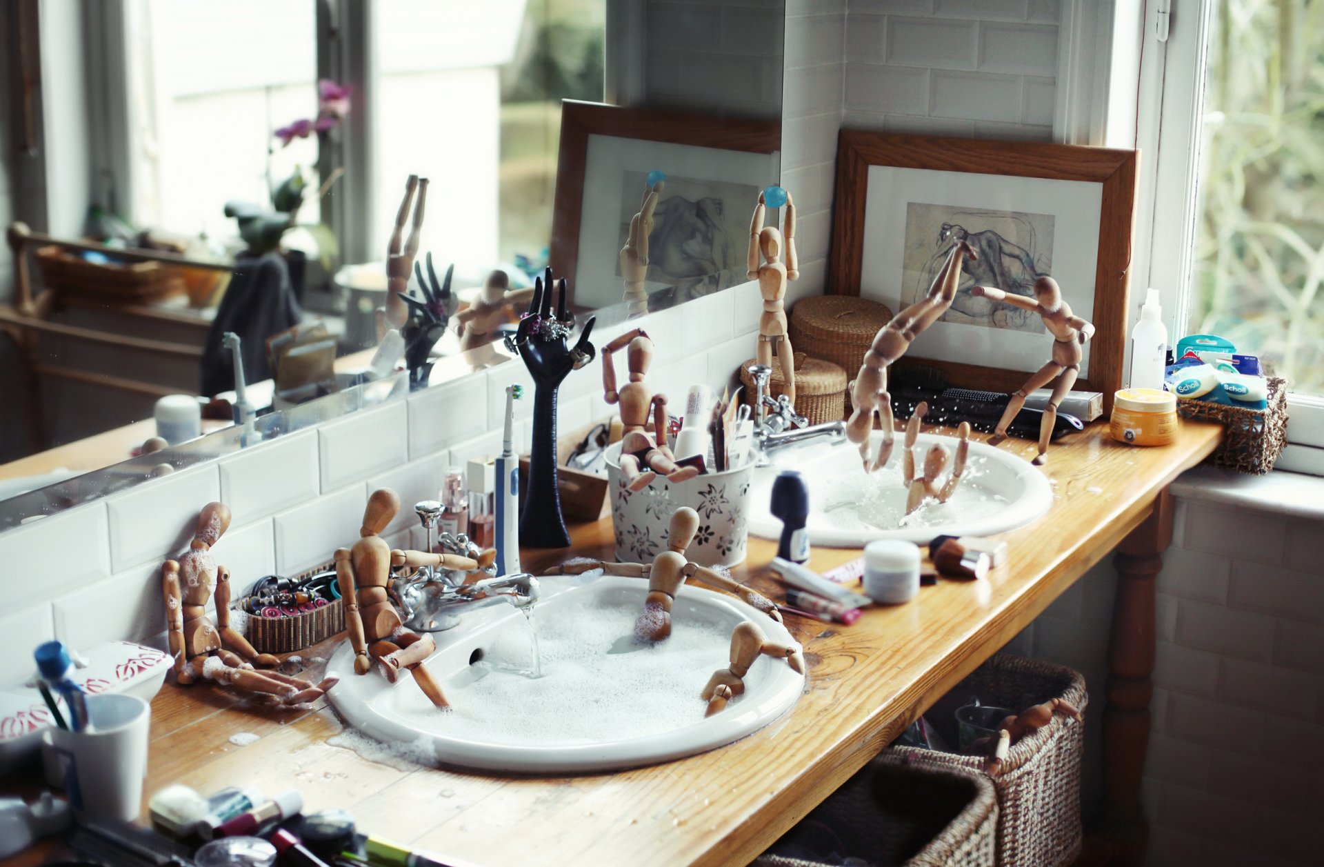 david olkarny photos photographe sol en bois un homme ikea hommes se laver se laver baignoire d un lavabo d une mousse d une piscine вечиринка