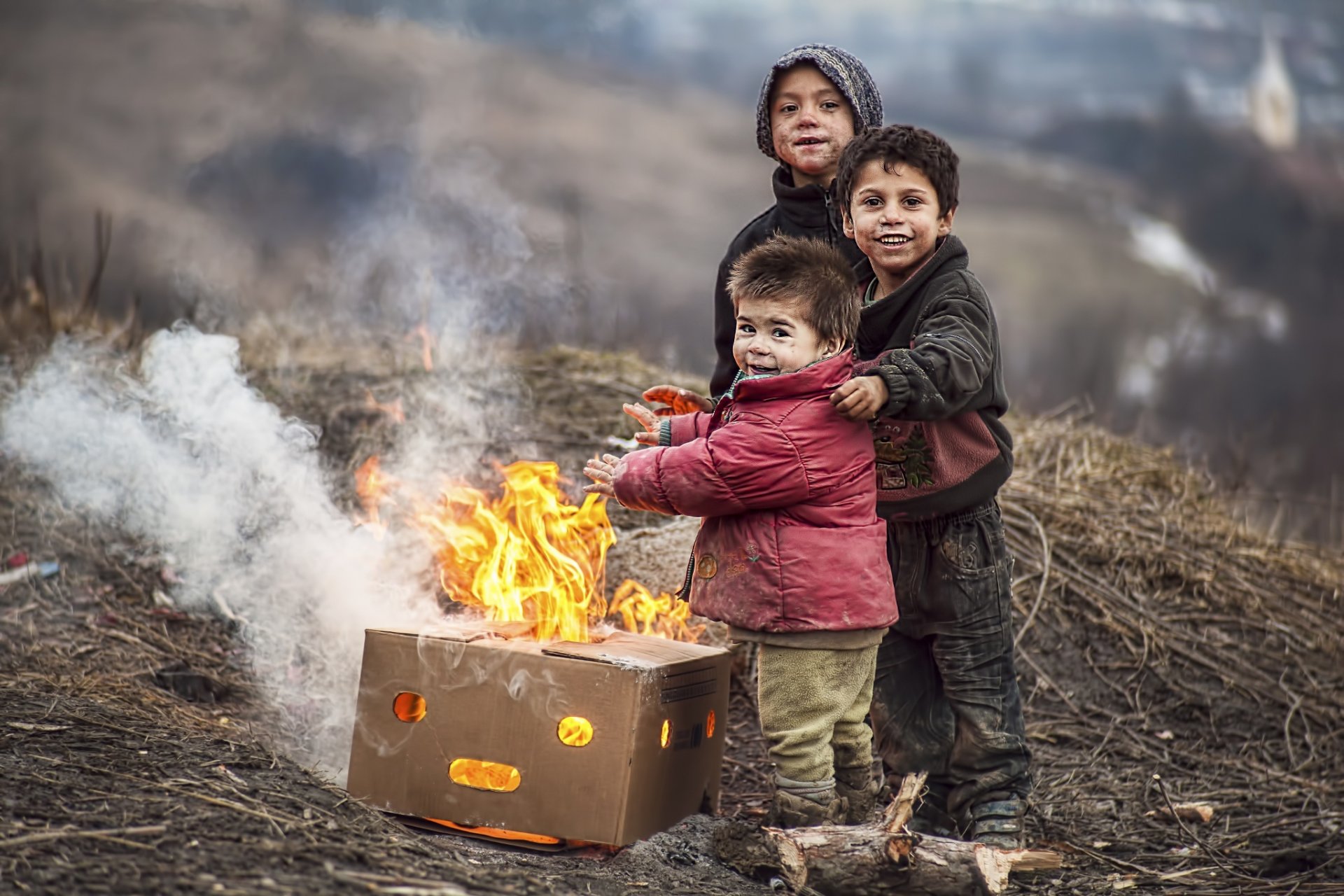 bambini falò povertà ragazzi disordinato sorriso felicità caldo crogiolarsi scatola fiamma cattivo caldo