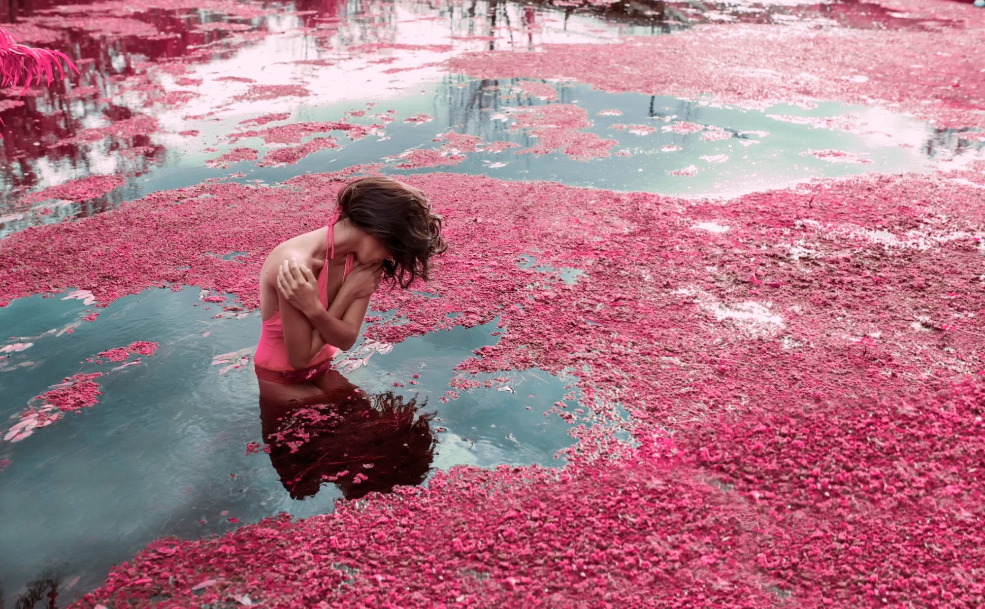 ragazza in acqua fiume corrente fioritura