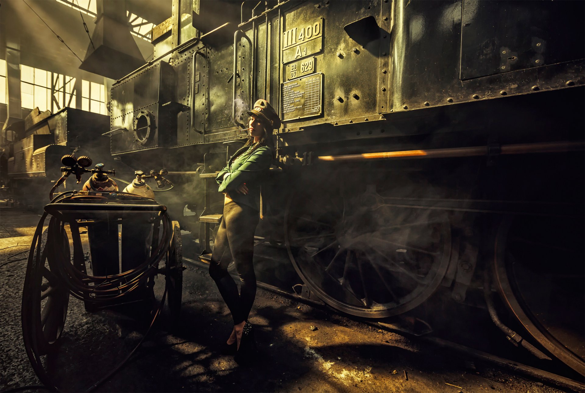 le steampunk l atelier la jeune fille fume le dépôt la locomotive à vapeur dangereux pour la vie