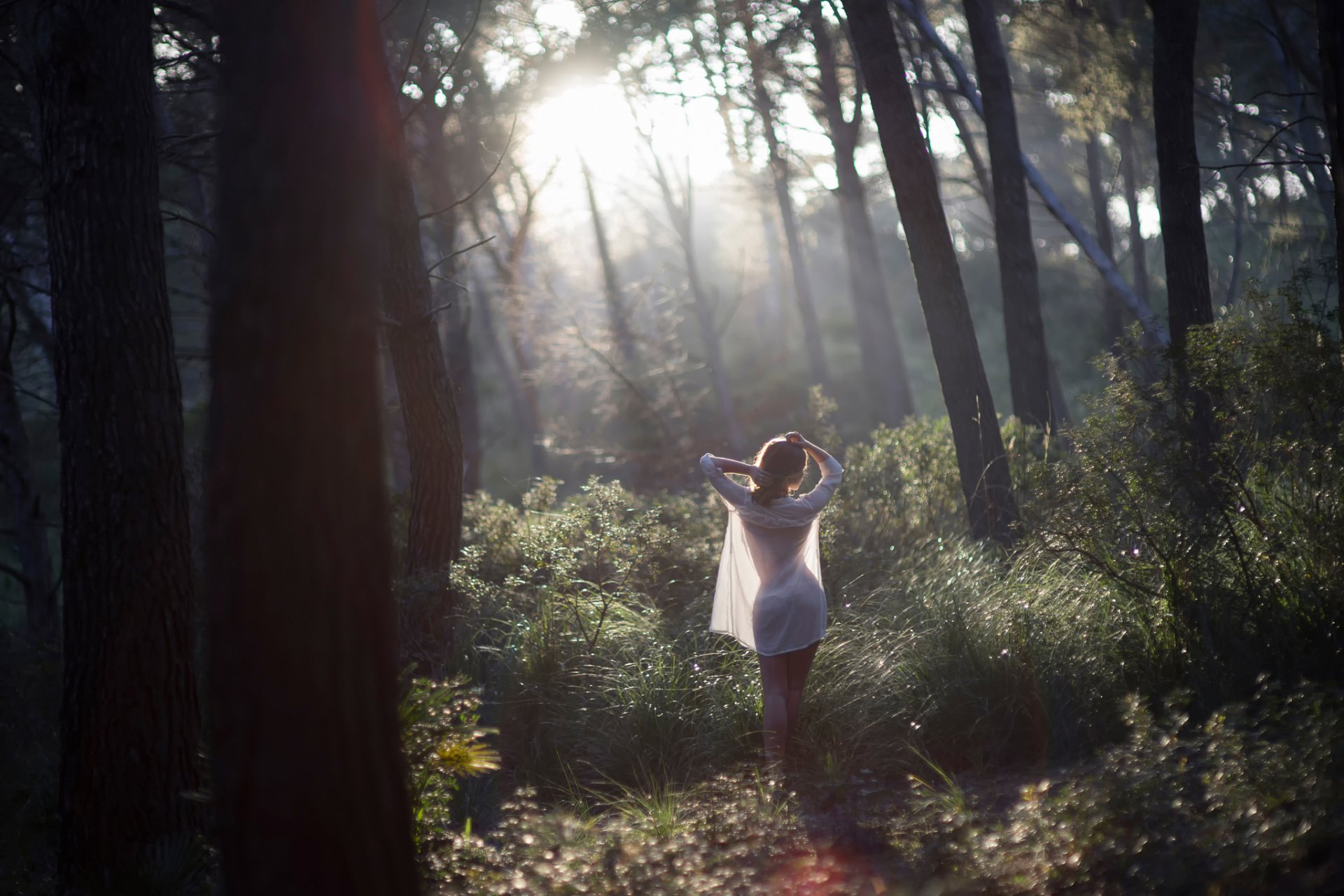 chica bosque mañana sol rocío