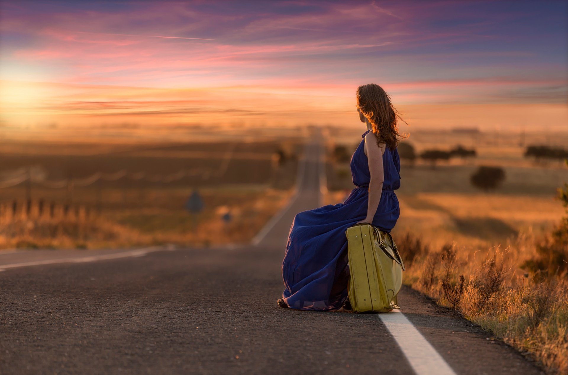 viaggio nel mondo dei sogni pedro quintela ragazza strada valigia spazio percorso