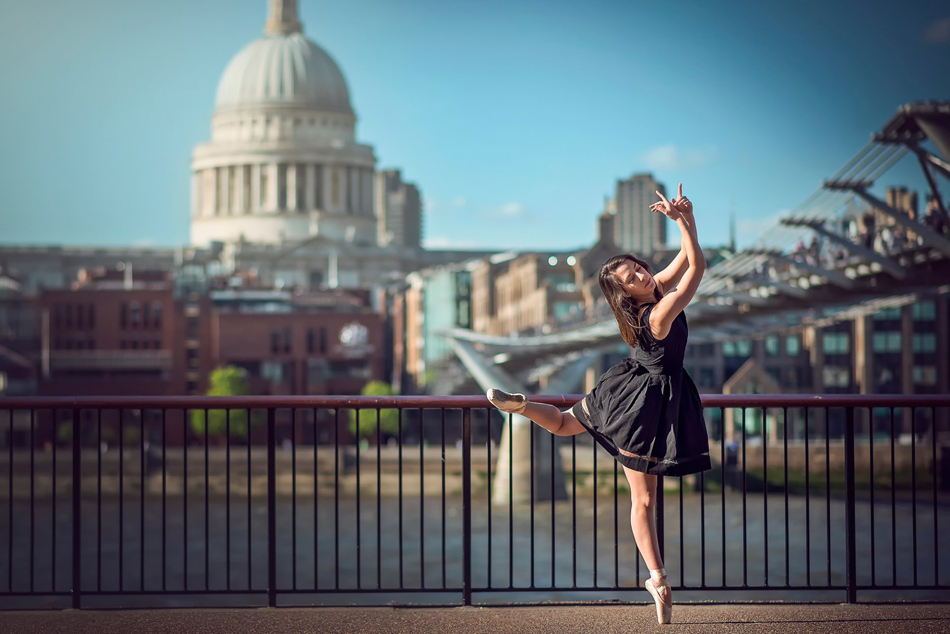 eponine bougot ballerina tanz im hintergrund der stadt london