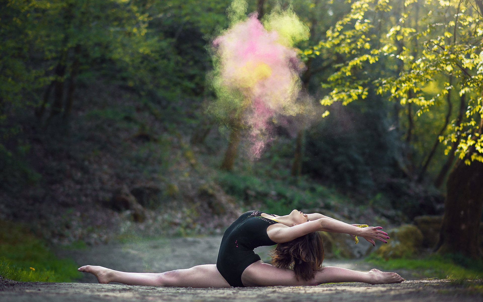 la jeune fille une danseuse de la posture