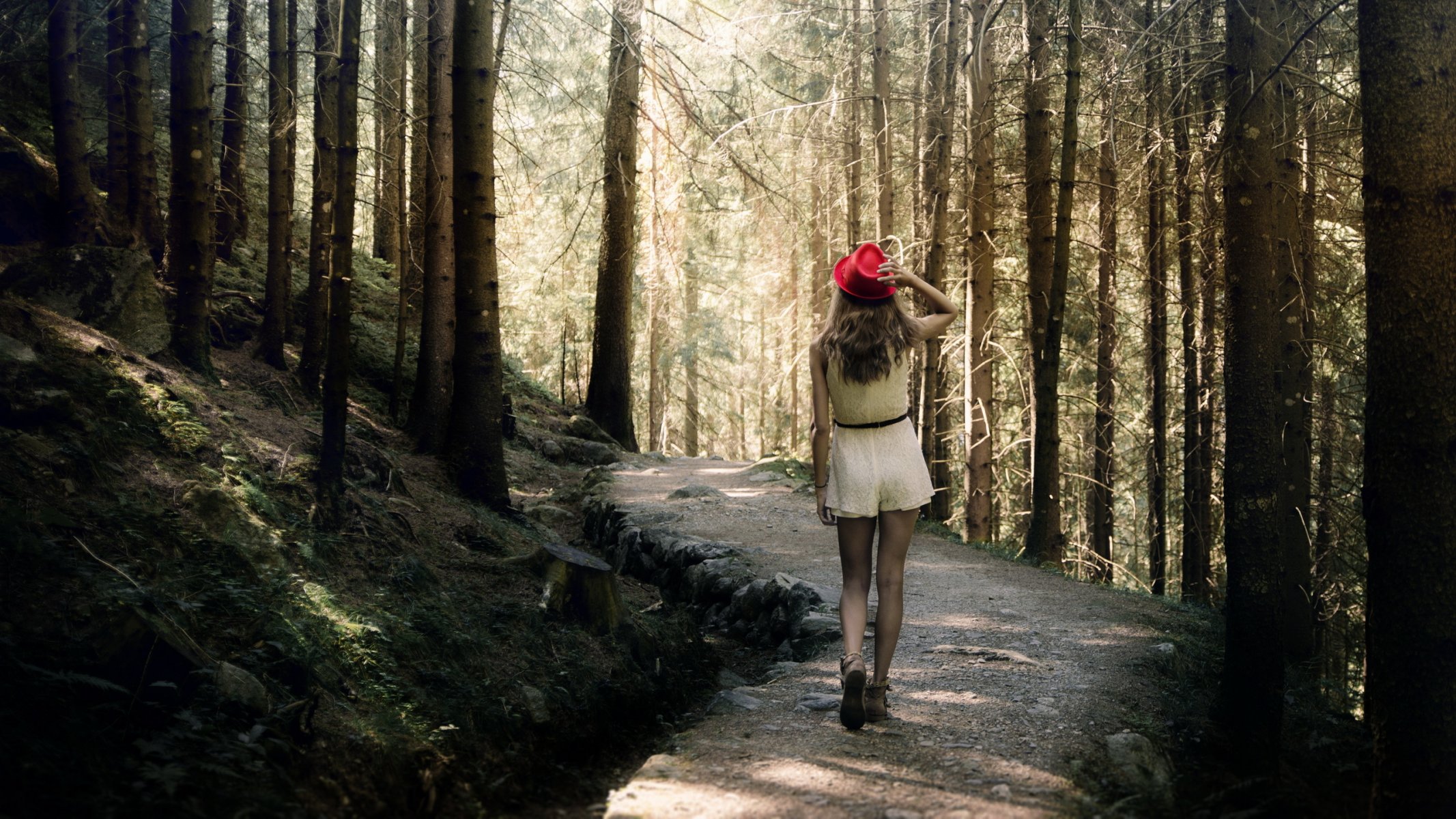 la jeune fille la forêt promenade