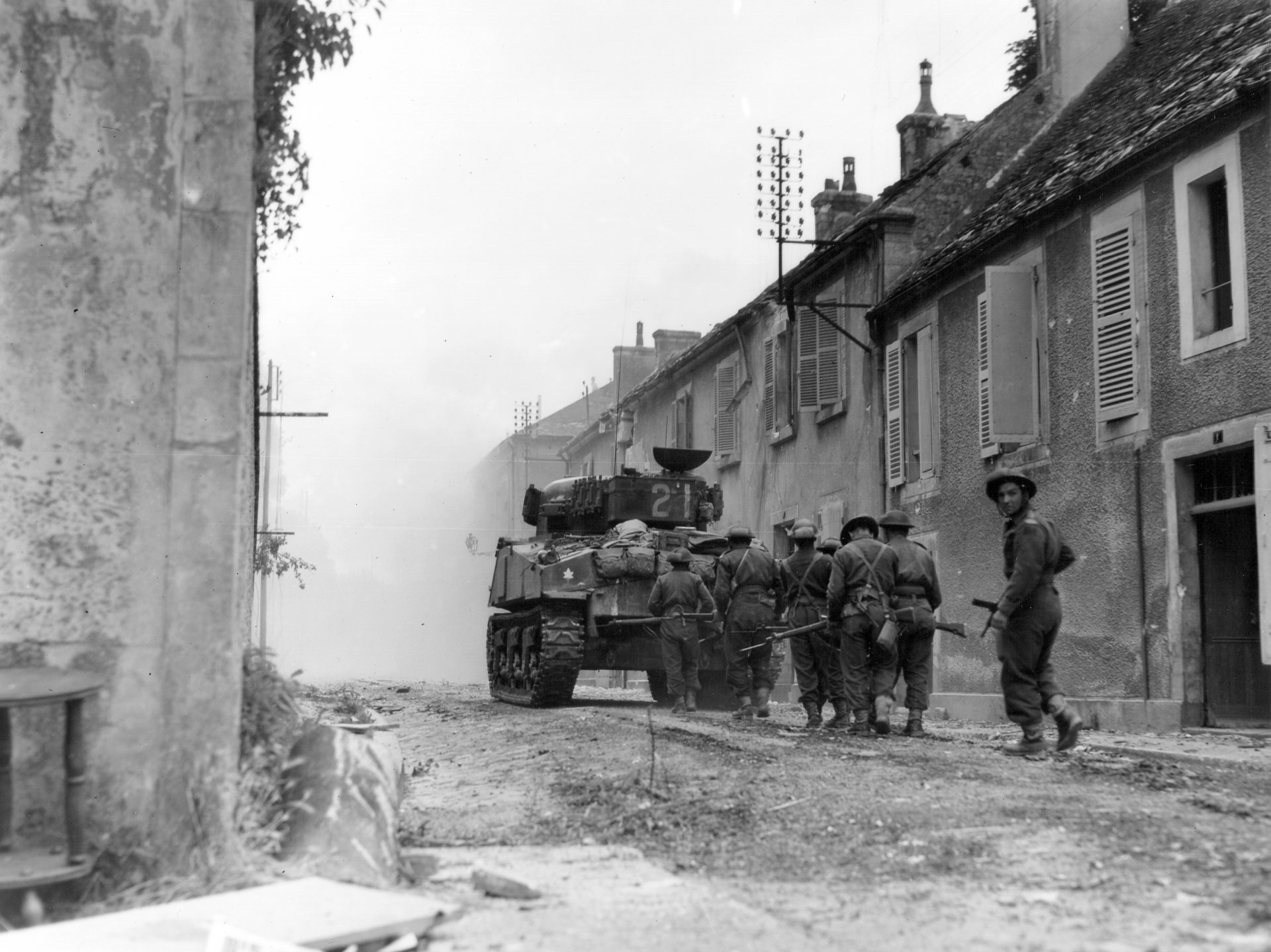 war men black and white soldiers weapons tank devastation fog