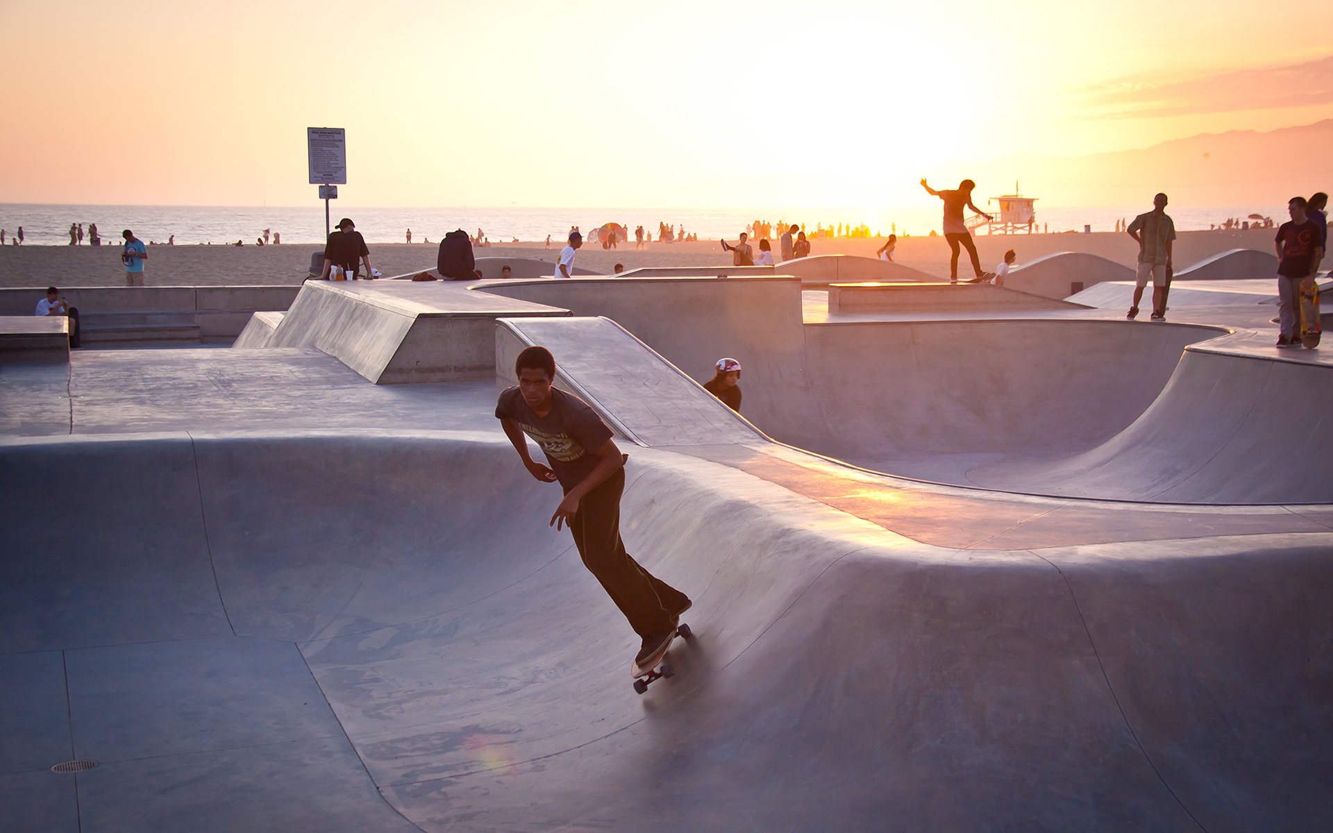 patinador verano puesta de sol playa venecia la los ángeles california estados unidos