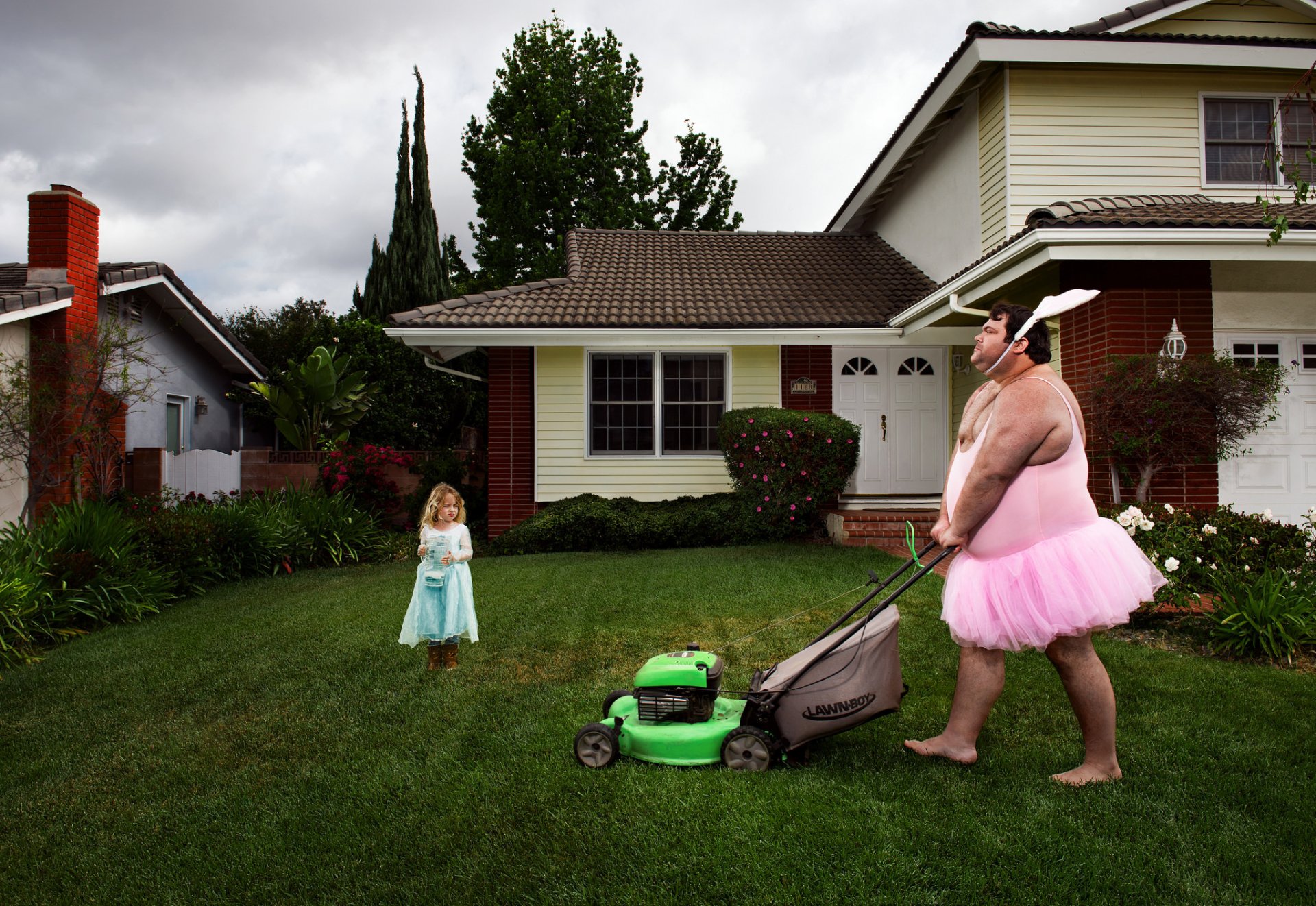 hombre conejo traje chica cortacésped césped casa situación