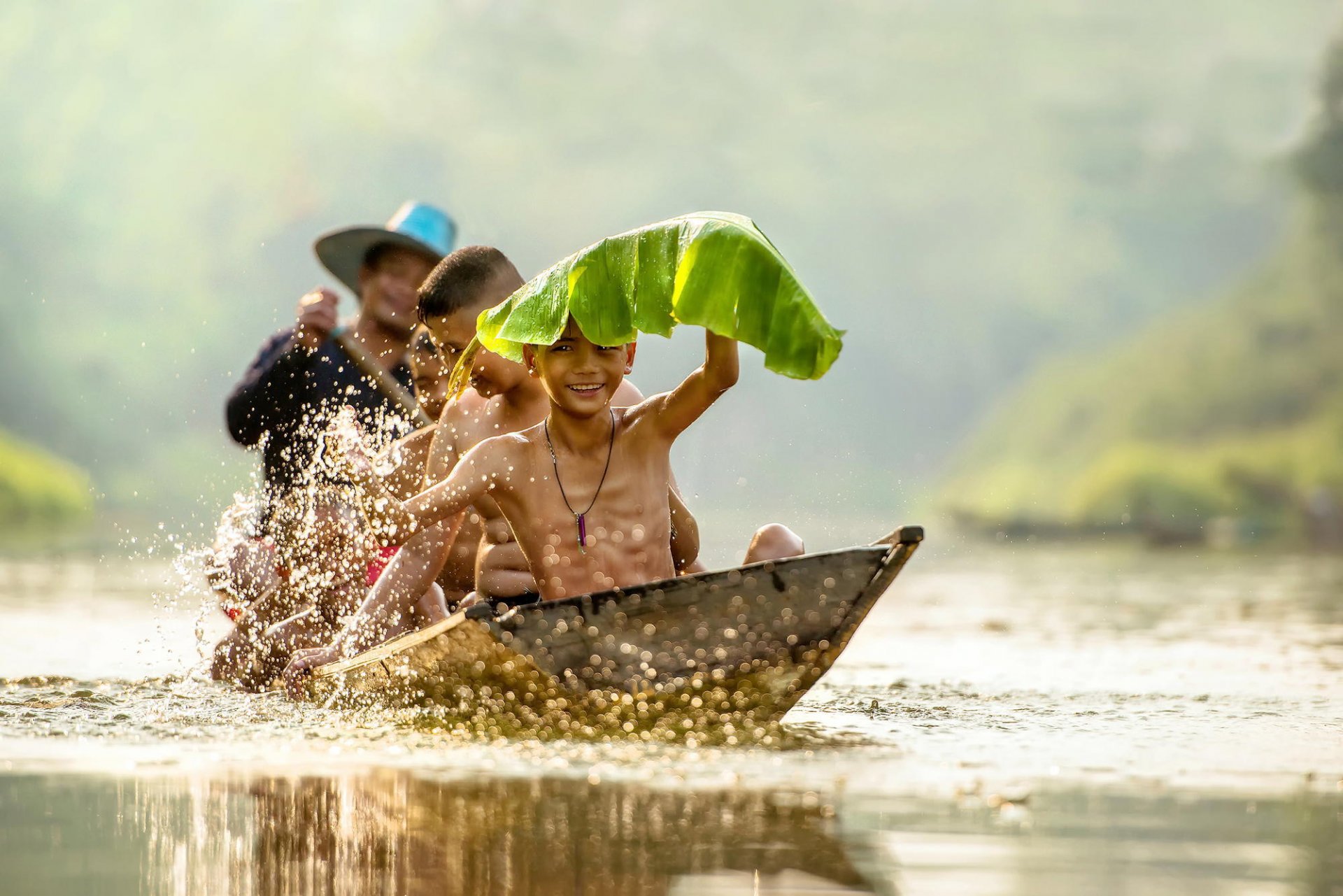 les enfants les garçons de sourires de rires de bateau de feuille de haute qualité le vietnam la rivière bateau piscine hd