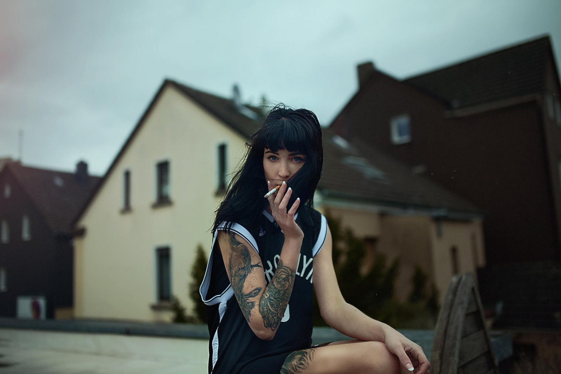 brune jeune fille une cigarette un tatouage rue