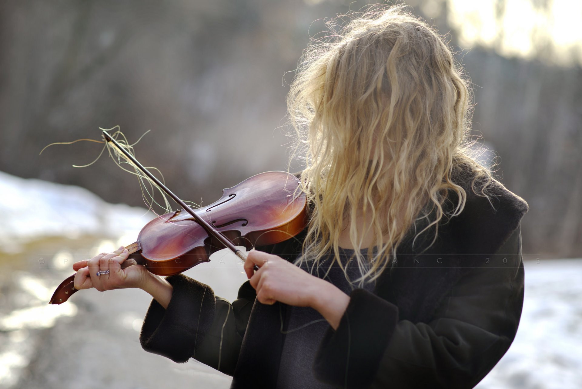 fille violon cheveux