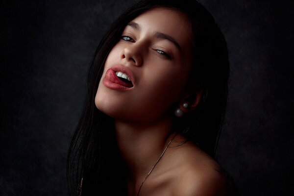 Retrato de una chica con lengua y labios