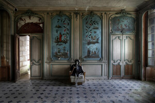 Esqueleto sentado en la sala del castillo