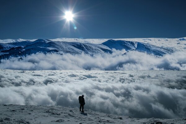 Berggipfel über Wolken