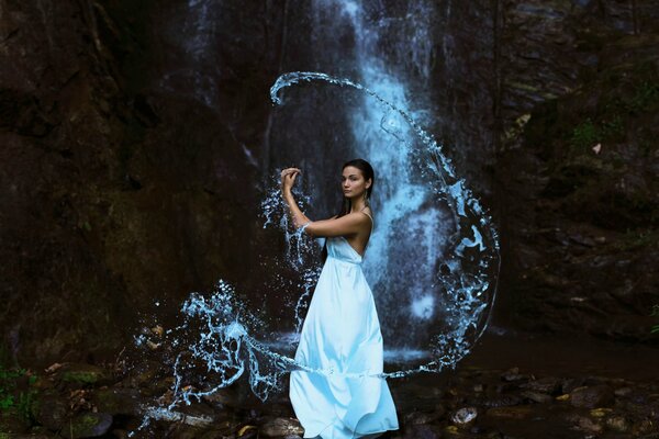 La jeune fille et la cascade. Belle fille sur la nature