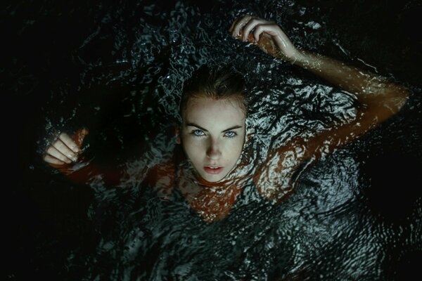 La ragazza in acqua guarda la telecamera