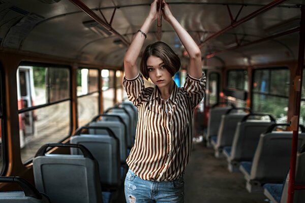 Chica filmando en un autobús vacío