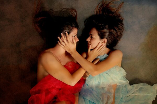 Due amiche in rosso e blu, mostrano il loro amore e amicizia