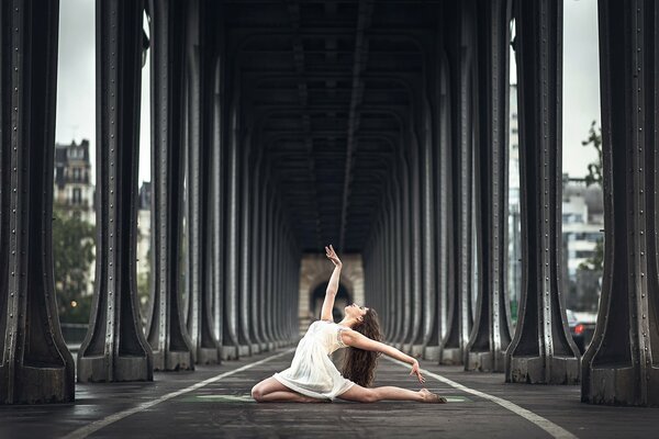 Ragazza nella danza. Bella ragazza