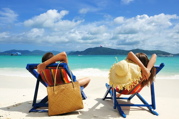 Détendez-vous sur une chaise longue sur la plage au bord de la mer