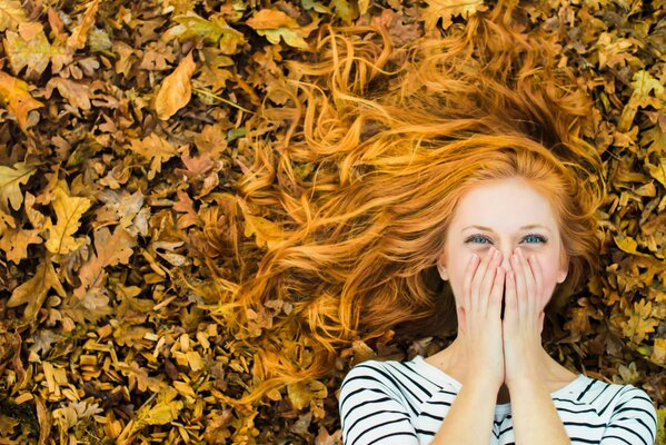 Fille rousse dans les feuilles d automne