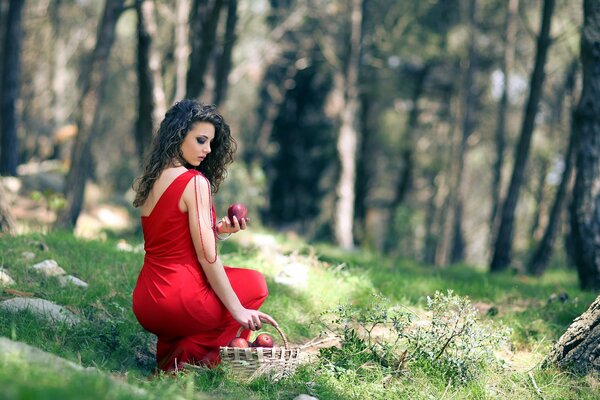 La jeune fille avec une pomme dans la forêt